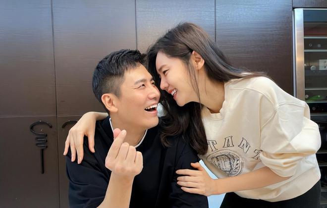 校园里被欺负，我以为把东西分给他们吃，小说书也给他们看，我就不被欺负？游戏画面